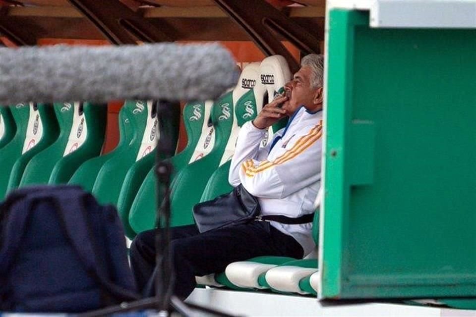 Ricardo Ferretti fumó en la banca del estadio de Santos.