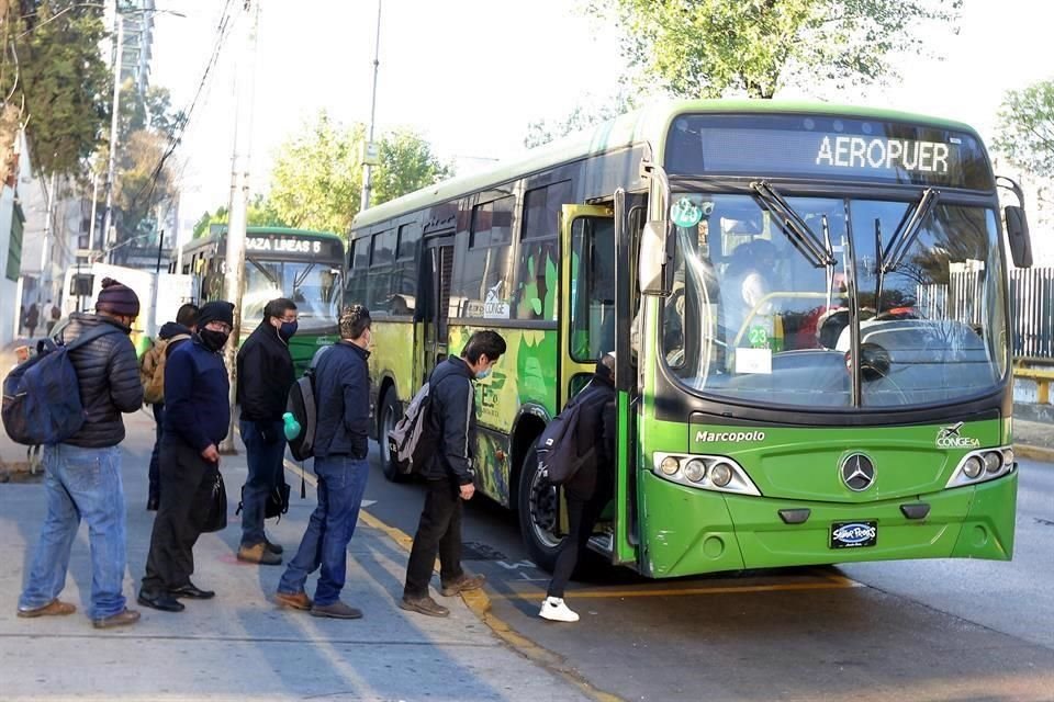 Usuarios en Cetram de Chapultepec son organizados por Semovi para evitar aglomeraciones en los camiones 