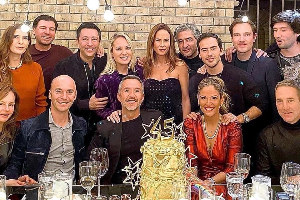 Bernardo con un grupo de amigos