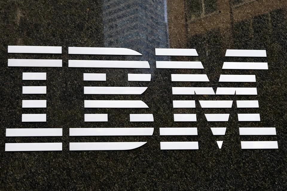 De acuerdo con el director financiero de IBM, los ingresos estuvieron un poco por debajo de la estacionalidad normal debido a la continua incertidumbre económica.