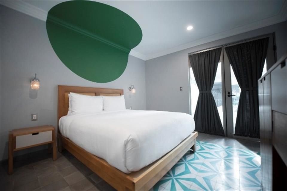 Las habitaciones tienen colores vivos, pisos, techos y baños, que dan vida y movimiento a cada espacio.