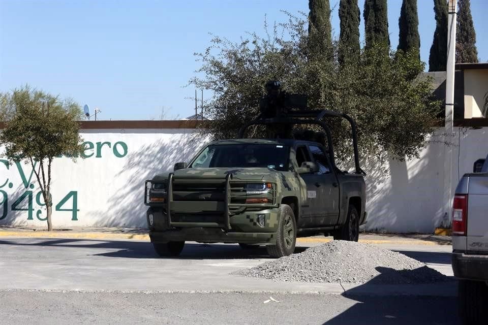 Patrullas de Fuerza Civil, de la Guardia Nacional y militares se vieron rodando por la vía y hasta apostadas debajo de puentes.