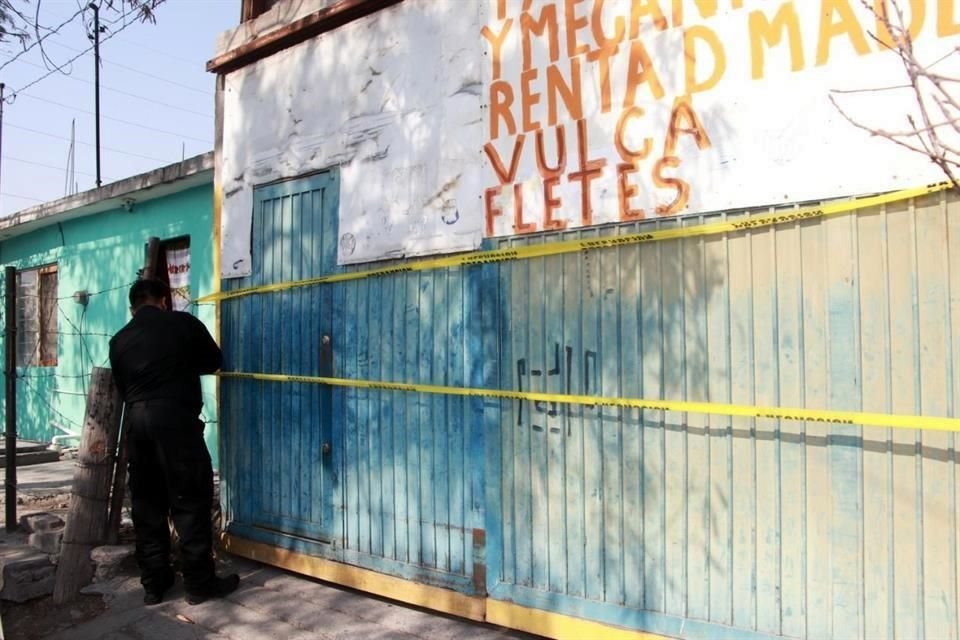 Al revisar el sitio confirmaron que se trataba de un palenque clandestino en donde se realizaban peleas de gallos con apuestas, según una fuente de Seguridad Pública de Santa Catarina.