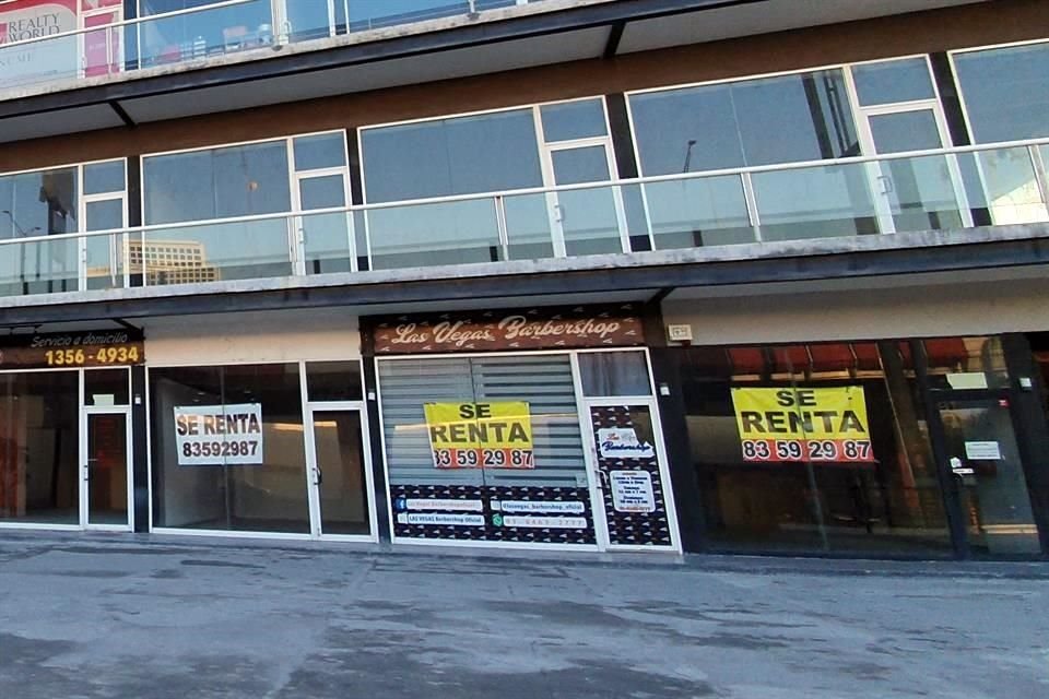 DEJAN DE OPERAR. En decenas de locales hay ahora letreros que dicen 'Se Renta'.