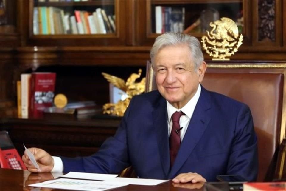 El Presidente López Obrador tuiteó el lunes una fotografía que fue tomada en Palacio Nacional, luego que informara que dio positivo a Covid-19.