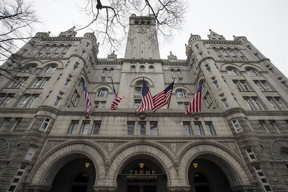 Organizaciones han señalado que el hotel de Trump en Washington D.C. pudo significar un conflicto de interés durante su presidencia.