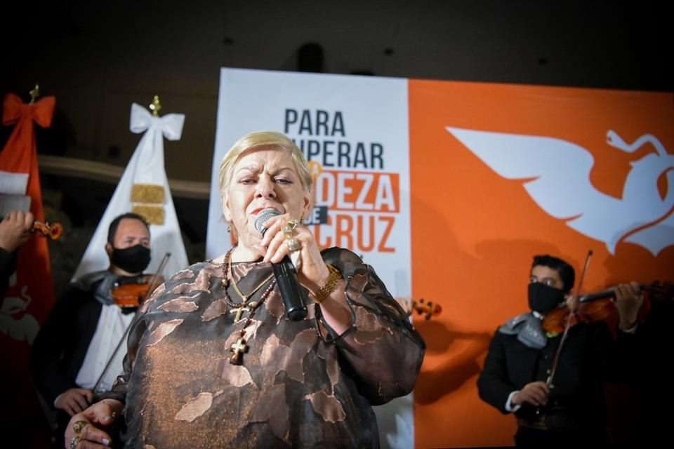 En su presentación como precandidata a diputada por MC en Veracruz, Francisco Viveros 'Paquita la del Barrio' cantó sus grandes éxitos.