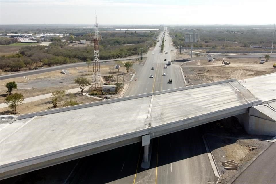 El paso a desnivel del Anillo Periférico y la Carretera libre a Reynosa registra un avance considerable.