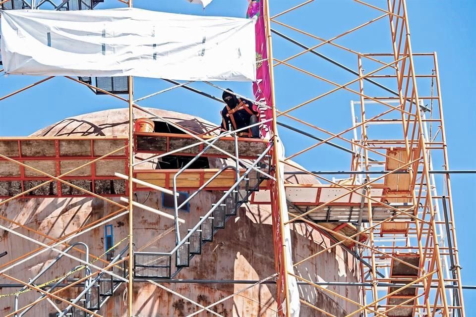 Los sismos acentuaron daños en la escultura. También se reparan los murales.