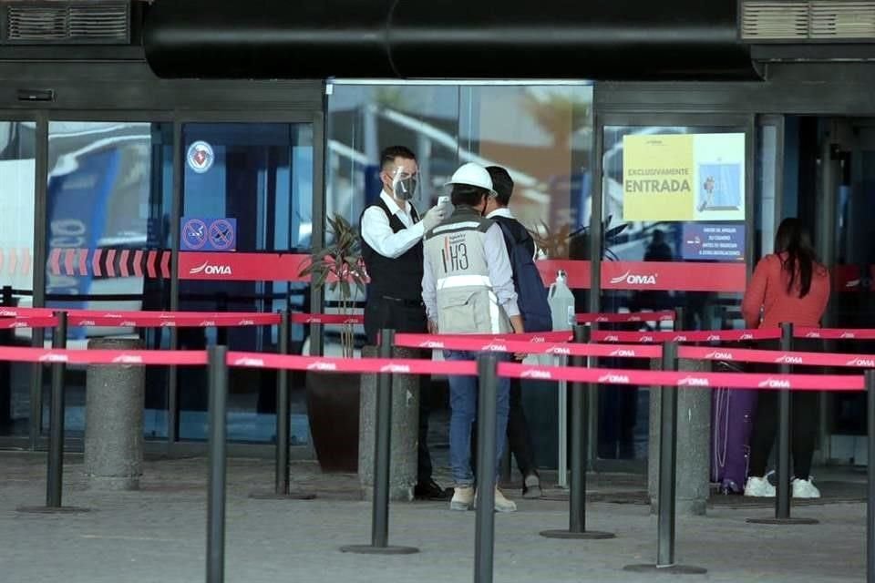 En el aeropuerto hasta el momento no se observa a pasajeros que viajen a Estados Unidos afectados por esta medida.