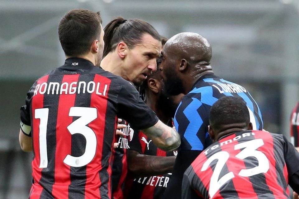 Zlatan Ibrahimovic y Romelu Lukaku se encararon al final del primer tiempo.