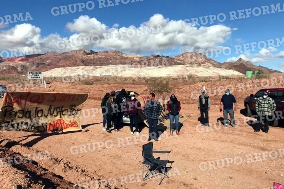 Los inconformes bloquearon el acceso a la mina con vehículos.