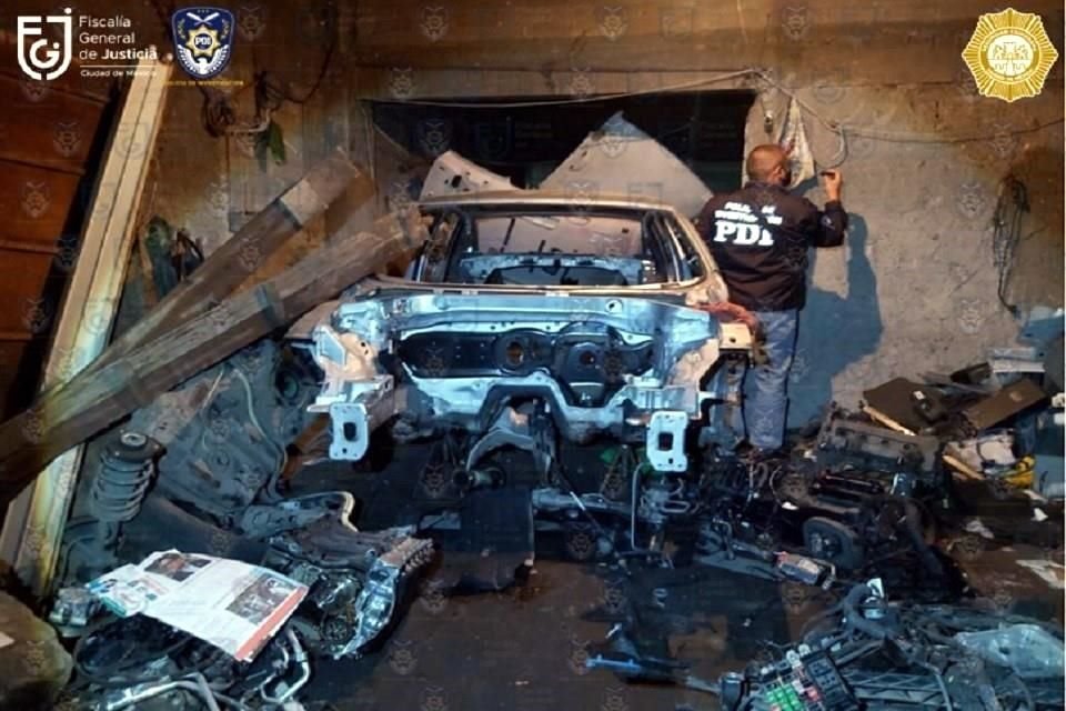 En el punto ubicado en el pueblo de San Antonio Tecomitl también se localizaron una pared de fuego y se recuperó un vehículo con reporte de robo vigente.