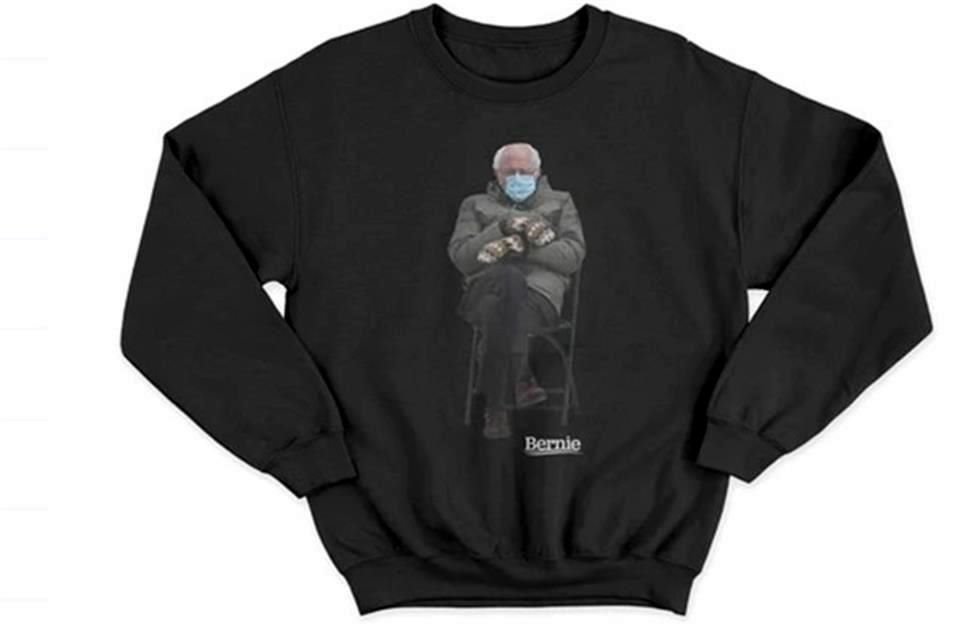 El Senador Bernie Sanders puso a la venta en su sitio de internet camisetas, sudaderas y calcomanías con la imagen en la que aparece con su chaqueta y sus guantes de lana reciclada.