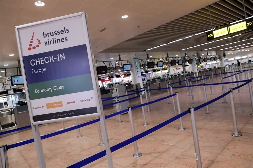 La pandemia ha desplomado la demanda de vuelos, llevando a las aerolíneas a recortar personal.