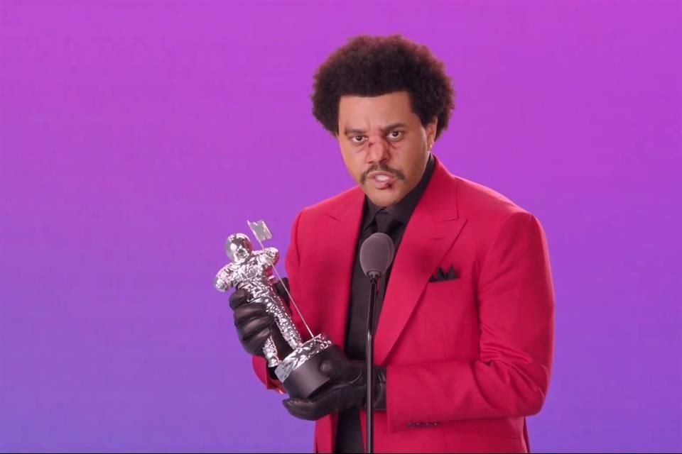 The Weeknd podría tener de invitados a Daft Punk y Ariana Grande en el Súper Tazón, luego de que circulara en redes sociales una lista de canciones. 