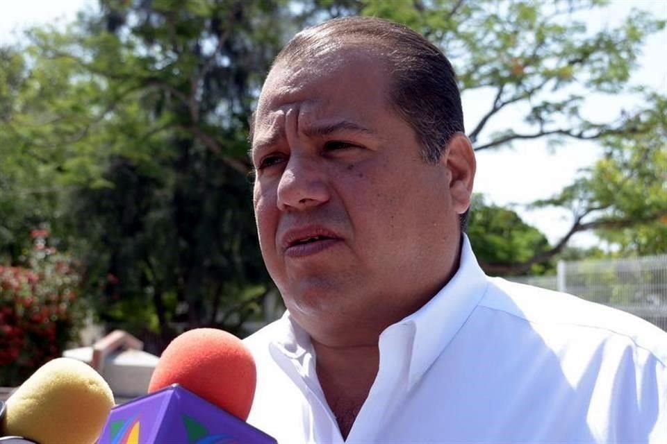 Óscar Almaraz Smer renunció al PRI tras una invitación de la dirigencia del PAN en Tamaulipas para registrarlo como candidato a Diputado federal.