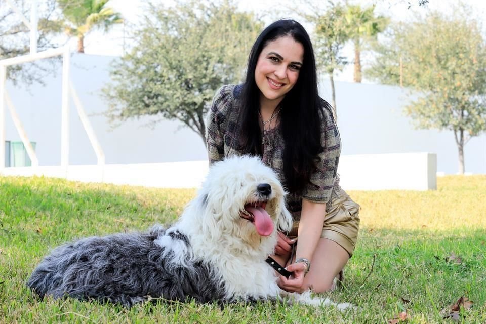 Rocio Montemayor Daniel con 'Thor' de raza Antiguo pastor inglés