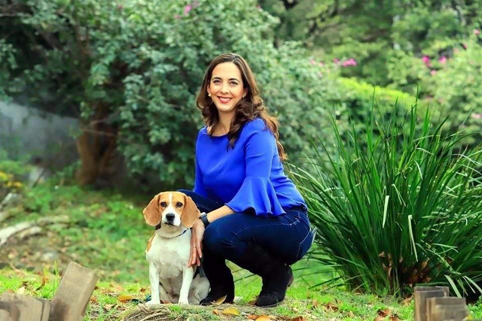 Nora González con ' Canela' de raza Beagle