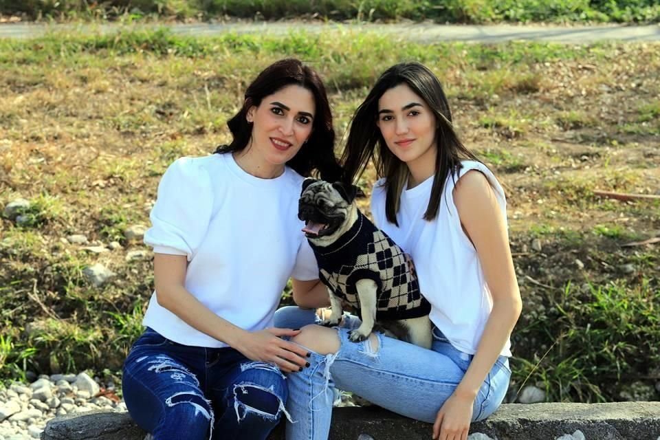 Ale Elizondo y Sofia Moncivais con 'Bartolo' de raza Pug