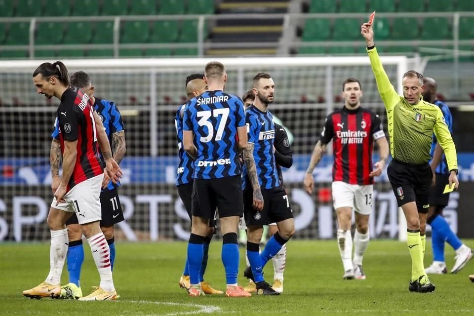 El delantero sueco fue expulsado cuando su equipo ganaba 1-0.