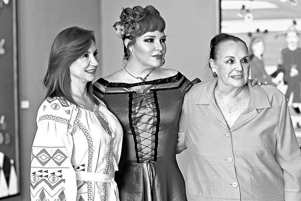 CON SUS HIJAS. Idalia Olivares de Elizondo e Ivette Olivares Cantú