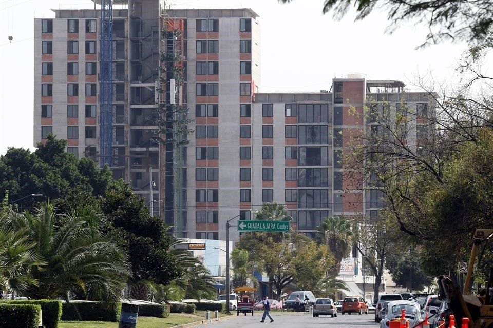 Sobre Avenida Federalismo se construyen varios complejos de departamentos.