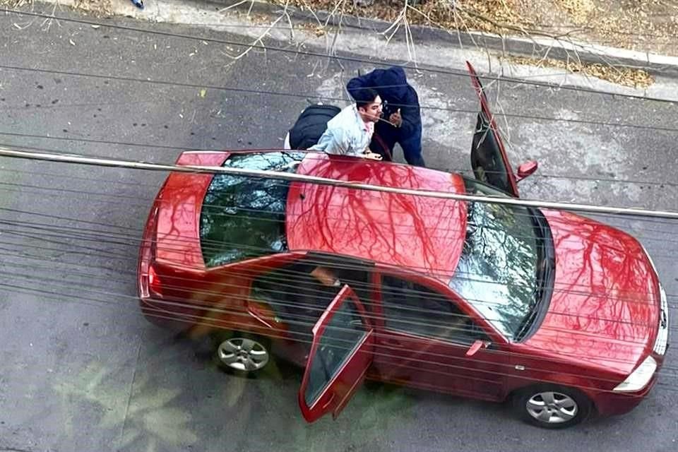 La víctima forcejeó ayer por la tarde contra delincuentes y gritó por ayuda en plena calle, en la Colonia Valle de San Ángel, hasta que fue metido en un Jetta rojo.