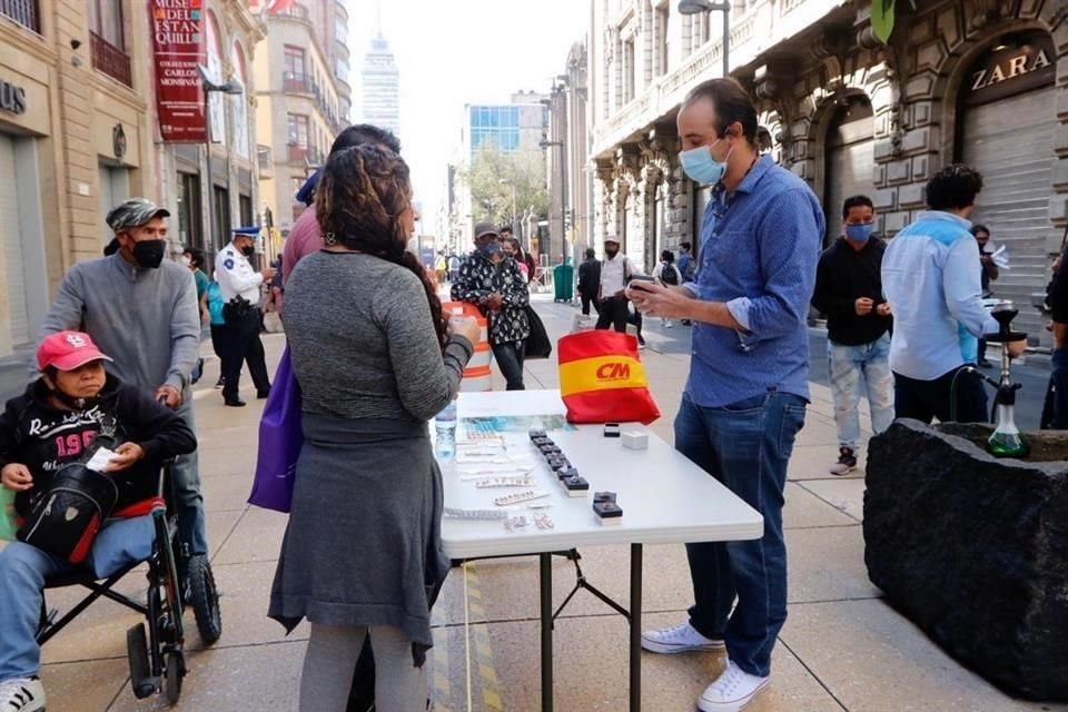 Salomón colocó una mesa sobre Madero, en el Centro, y comentó que mañana pondrá una vitrina en el mismo andador para vender joyería.