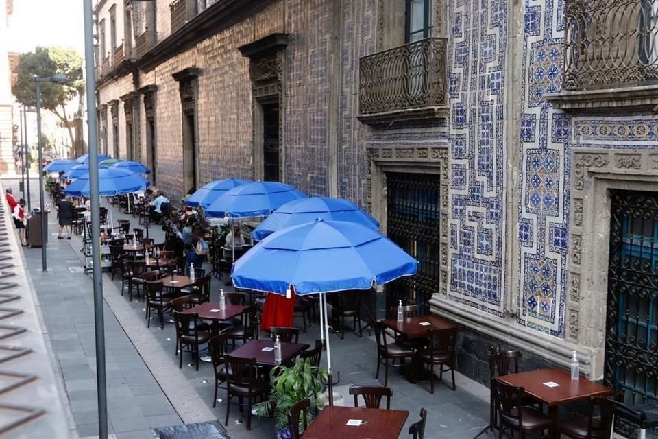 En 16 de Septiembre una zapatería sacó varios anaqueles a la calle, en tanto restaurantes despachan sobre las banquetas.