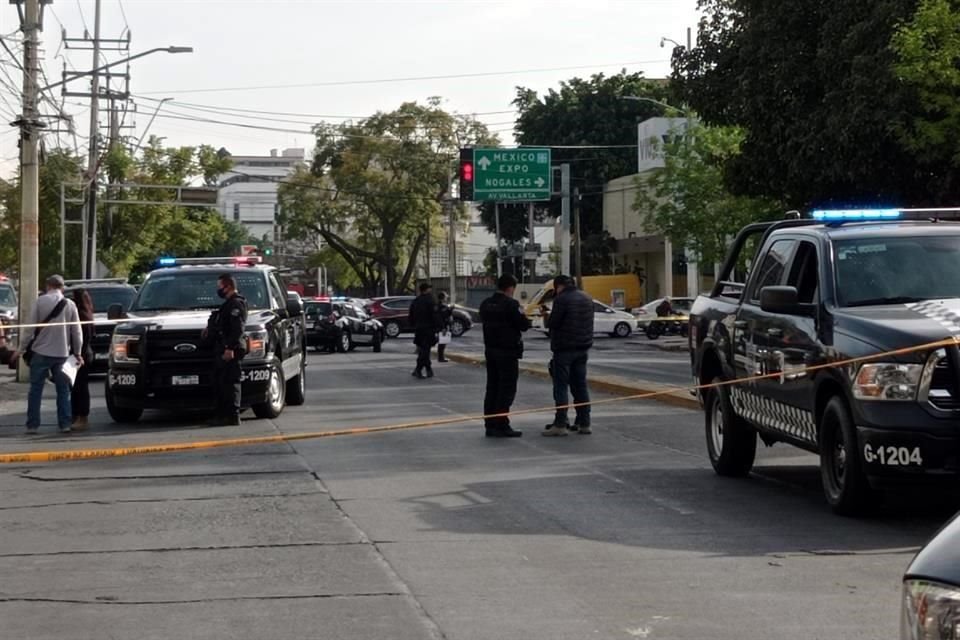Cuando caminaba con su hija por la Avenida Américas, entre Vallarta y Pedro Moreno, un abogado fue asesinado a balazos.