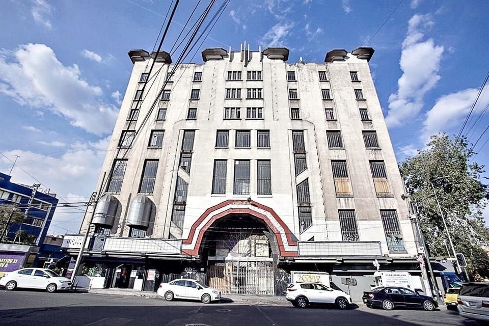 El edificio destaca por multifuncional, con uso habitacional pero también comercial. A nivel calle, se proyectó un cine.
