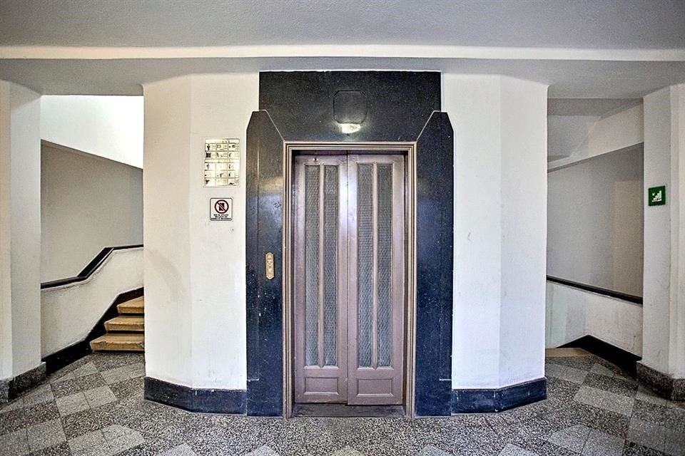 El elevador del edificio, que aún conserva su diseño original.
