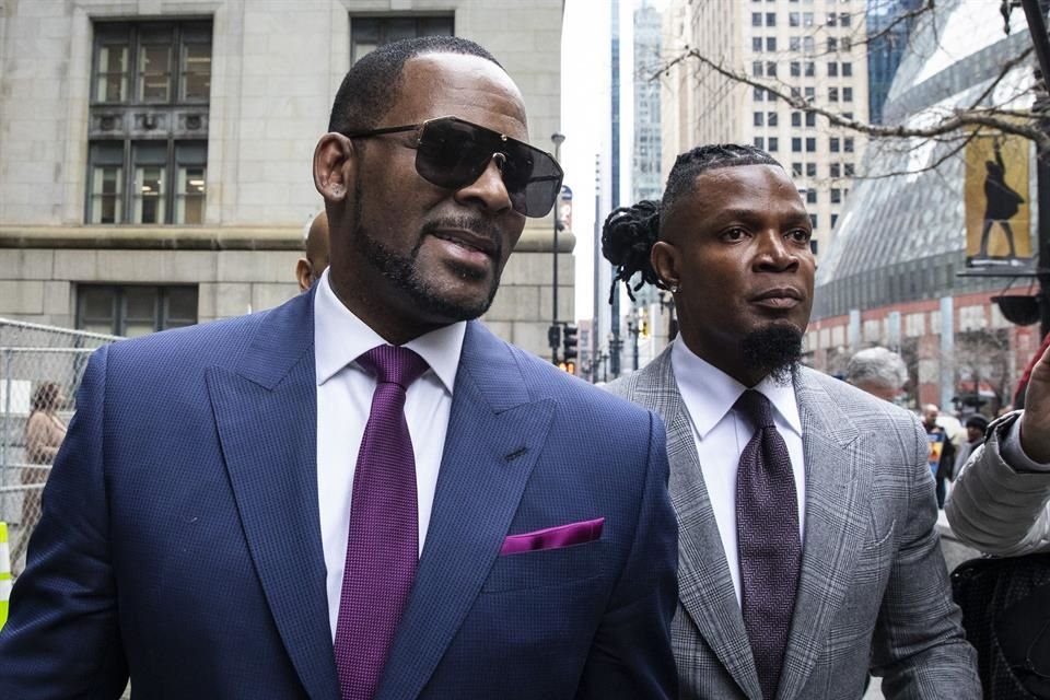 Uno de los socios de R. Kelly admitió que intentó sobornar a una de sus acusadoras con 500 mil dólares para silenciarla.