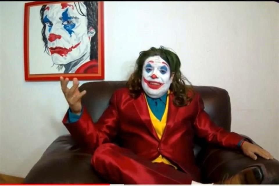 El profesor Gonzalo Levi se esfuerza por mantener la atención de sus alumnos, que se encuentran al otro lado de la pantalla, con caracterizaciones muy peculiares.