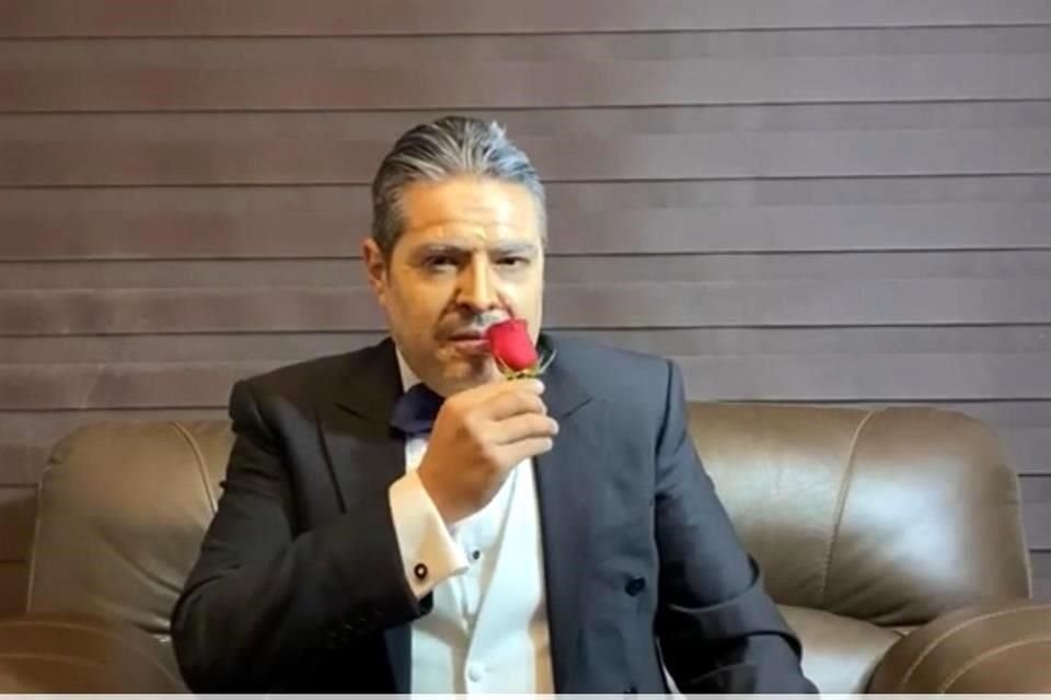 El profesor Gonzalo Levi Obregón se caracteriza de personajes de película para dar clases de Derecho.