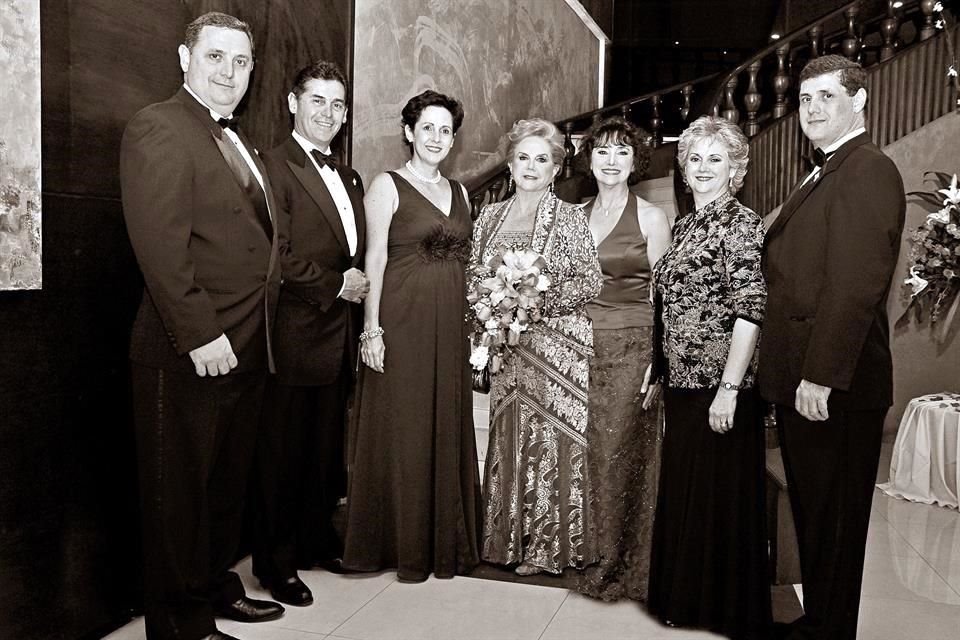 CON SU MAMÁ Y ALGUNOS DE SUS HERMANOS. Darío Treviño, Rodrigo Treviño, Sofía de Bourford, Graciela Muguerza, Paulina de Morales, María del Pilar Treviño de González y Esteban Treviño, en el 2010