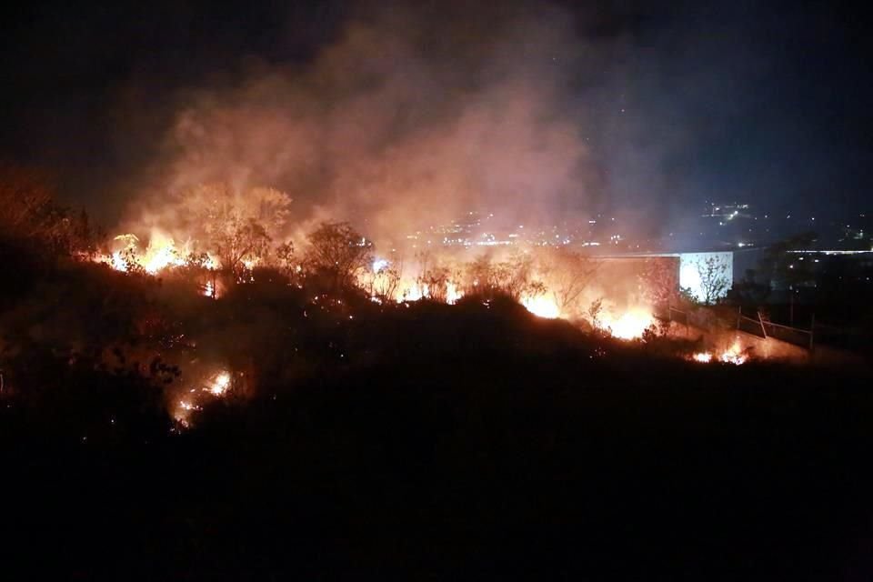 El fuego de anoche pudo ser visto hasta por quienes circulaban por la Carretera Nacional.