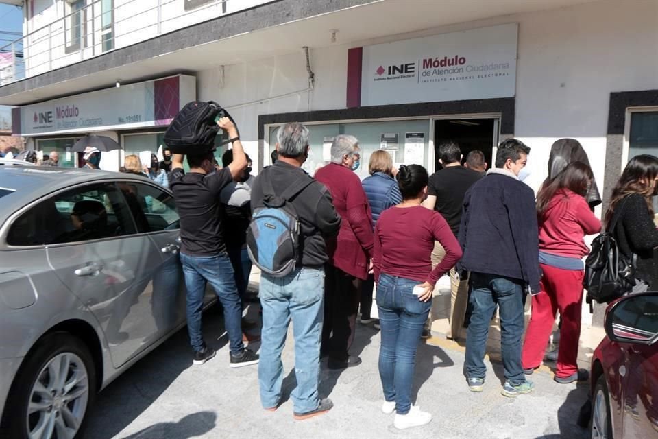 El módulo del INE de Revolución (foto), como otros en el área metropolitana, registró filas para tramitar la credencial de elector.
