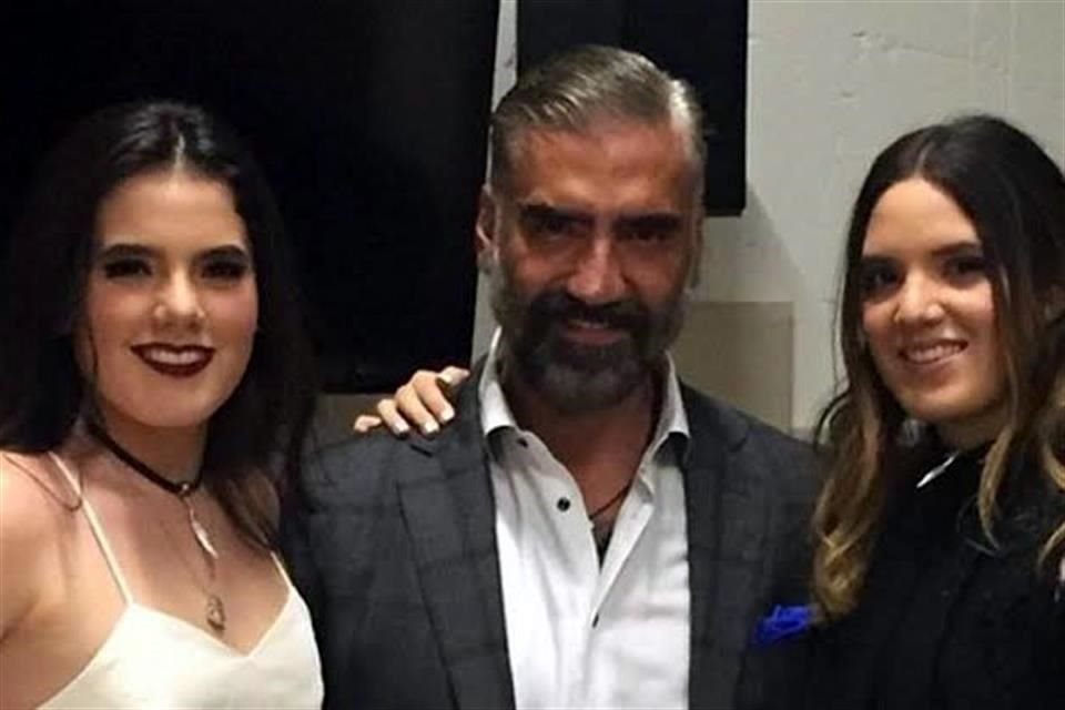 Alejandro Fernández con sus hijas, las gemelas Camila y América