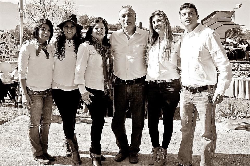 Aída Lizárraga de Jiménez, Alejandra Lizárraga de Villanueva, Alicia Cepeda de Lizárraga, Esteban Lizárraga Montemayor, Alicia Lizárraga Cepeda y Esteban Lizárraga Cepeda, en el 2018.
