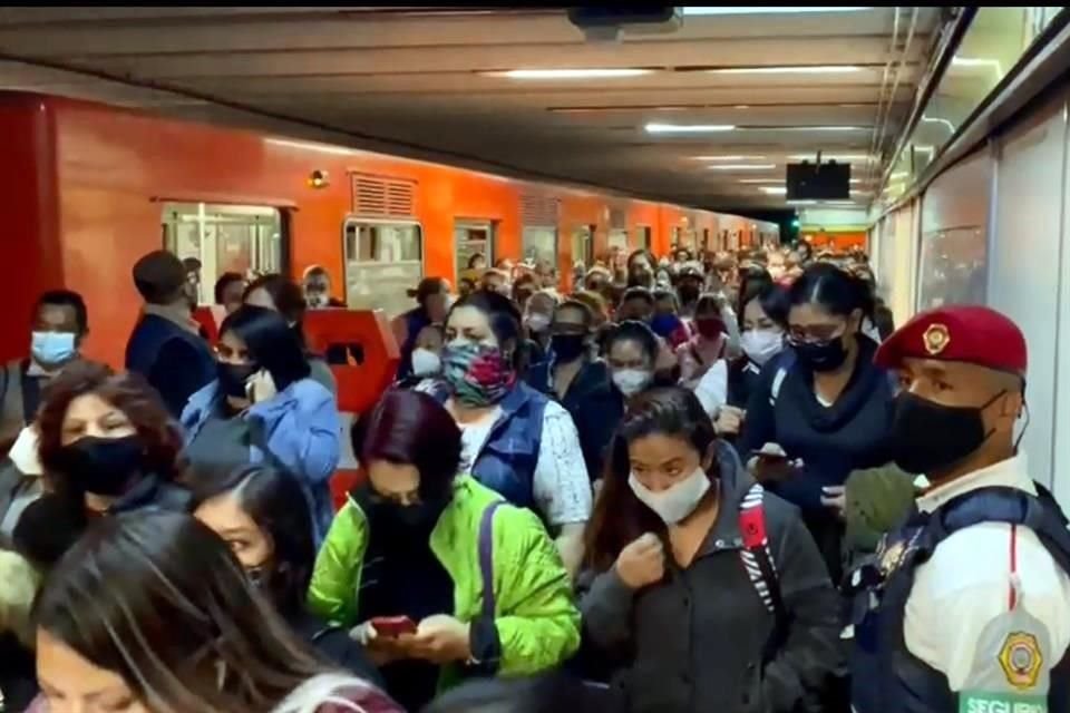 Por fallas eléctricas, oficiales de la PBI desalojaron un tren del Metro en la estación Zapata, de la Línea 3.