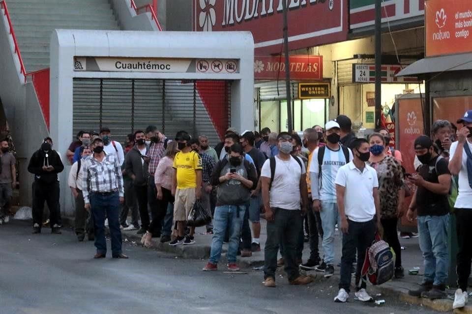 Afuera de la Estación Cuauhtémoc decenas de usuarios tuvieron que esperar un camión, al no poder ingresar al Metro por la falla en el suministro de electricidad.