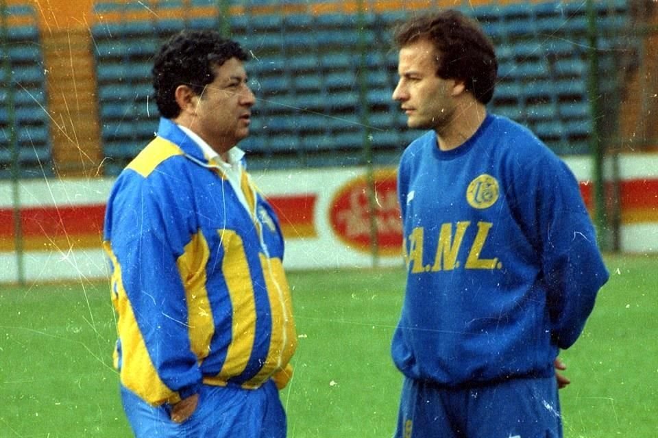 Pese a ser un ícono de Rayados, Francisco Avilán (izq.) también entrenó a Tigres.