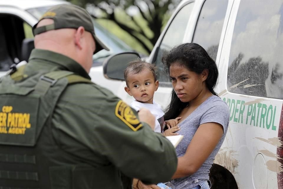 Decisión de Trump de negar ciudadanía automática a personas nacidas en EU es inconstitucional, pues va en contra de la 14 Enmienda.