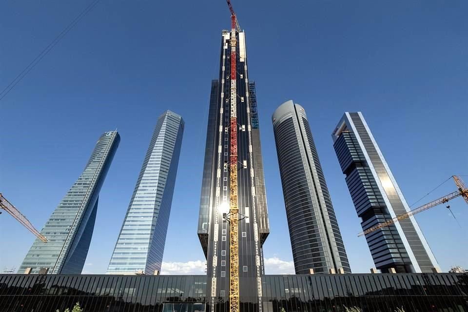 La IE Tower tendrá 180 metros de altura, 35 plantas, 50 mil metros cuadrados de superficie y 7 mil de zonas verdes e instalaciones deportivas.