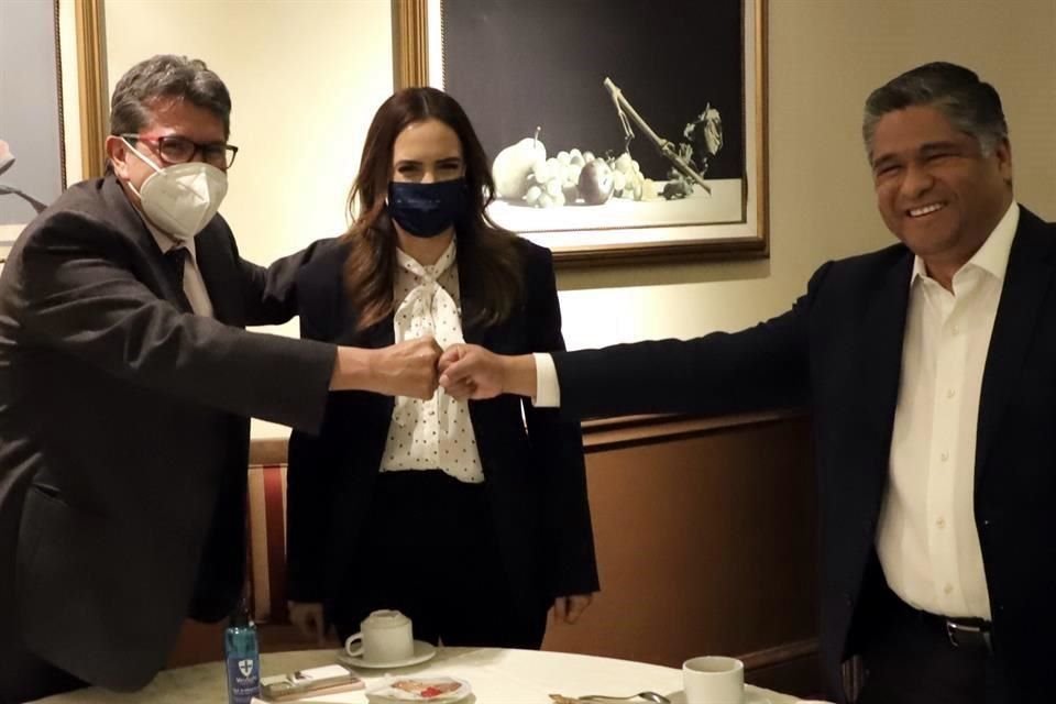 Ricardo Monreal (izq.) se reunió ayer con Clara Luz Flores, candidata de Morena a Gobernadora, y con el aún panista Víctor Fuentes.