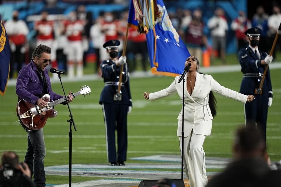 Eric Church y Jazmine Sullivan se encargaron de entonar el Himno Nacional al comienzo de la contienda.