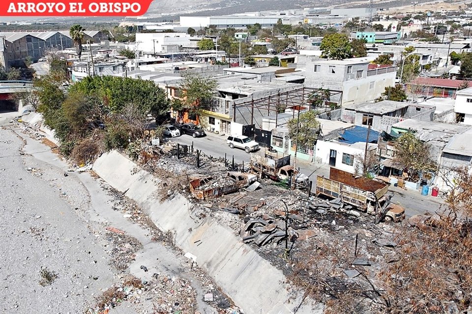 Un asentamiento irregular se incendió al salirse de control la quema de basura, en la Colonia San Francisco, en Santa Catarina.