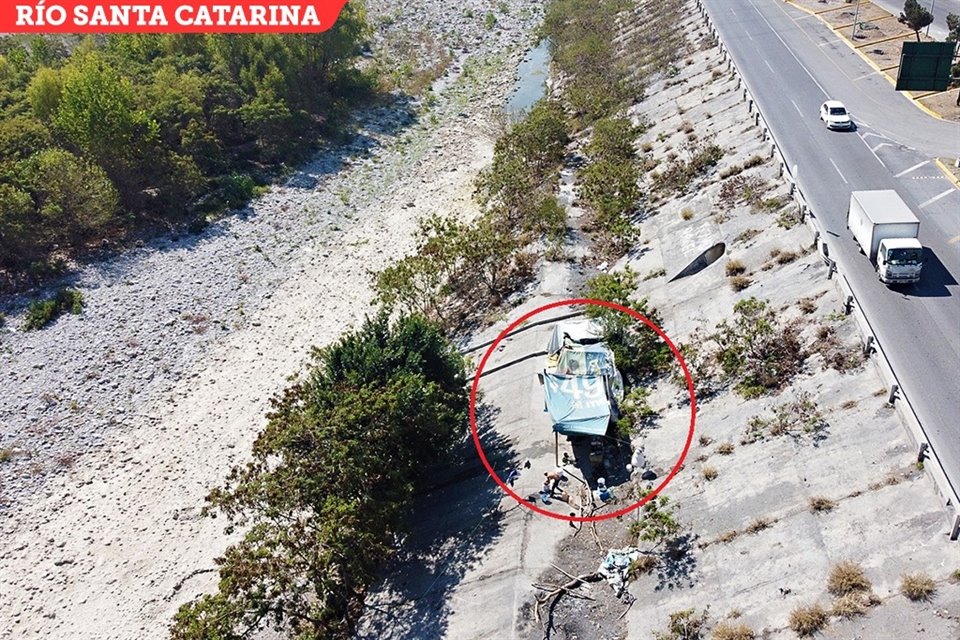 Una invasión 'hormiga' inicia en el talud pegado al Bulevar Antonio L. Rodríguez (círculo), sin que la autoridad federal la frene.